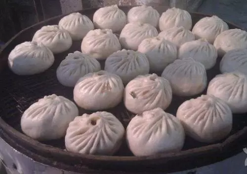 七旬老太賣包子,每天只賣八十個,知道做包子的人,客人吃不下了
