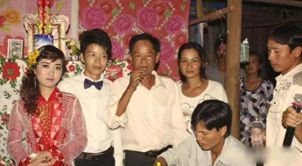 娶到「超美越南新娘」開心炫耀!親友一看到結婚照片卻說「你要小心她....」第2年果真發生慘劇!