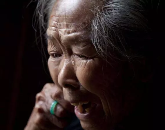 丈夫去世,妻子帶著3歲兒子逛商場,兒子用手指一人大喊爸爸!