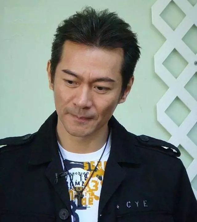 撞臉劉德華的他,初出道被「徒弟」搶冠軍,52歲心酸轉行賣保險