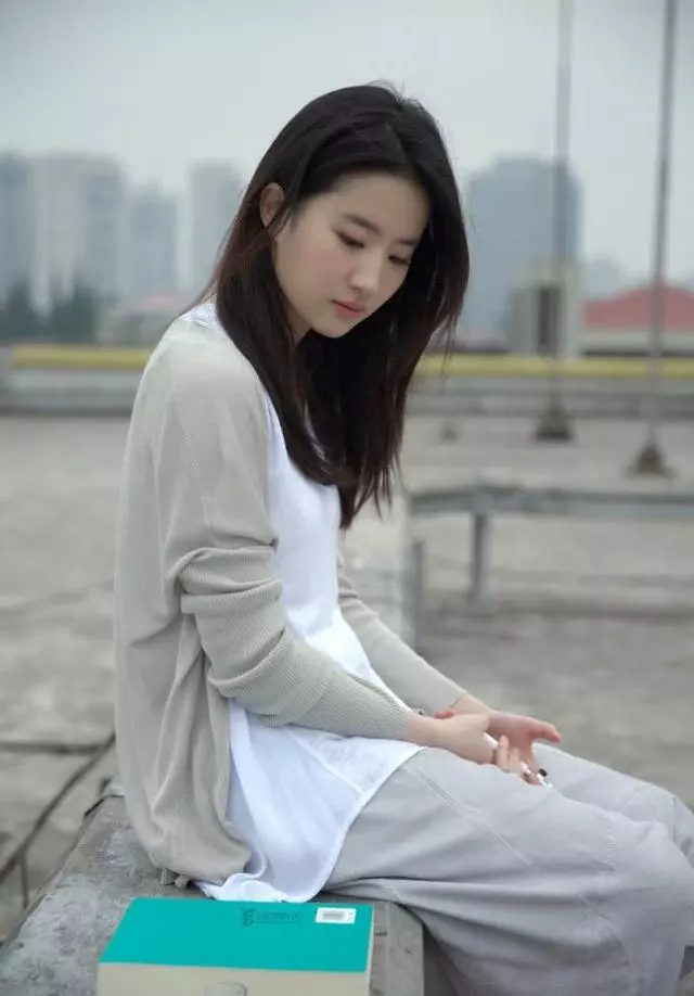 劉亦菲這組純愛寫真讓人心動了,網友說她才是千年一遇的美人