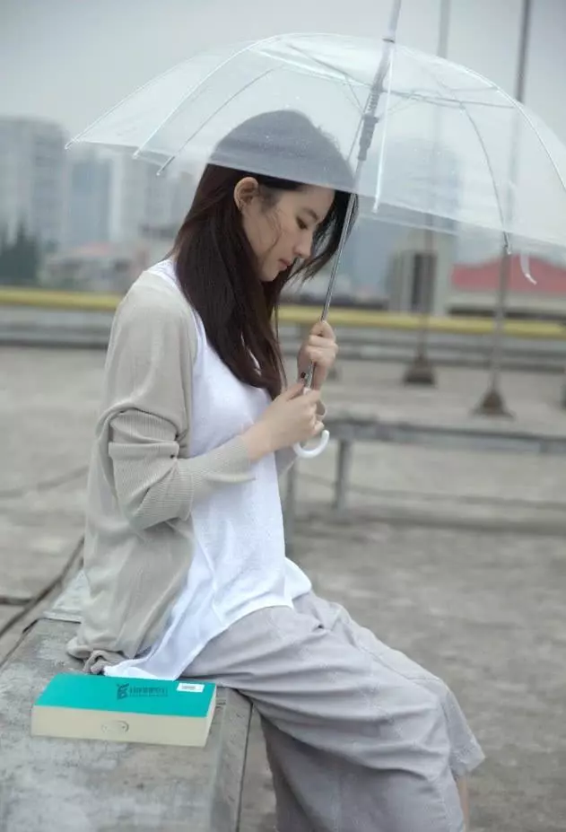 劉亦菲這組純愛寫真讓人心動了,網友說她才是千年一遇的美人