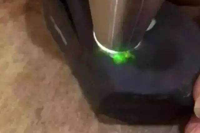 男子6000入手一塊翡翠,切開後全場呆住,看了頭皮發麻,這是什麼情況?
