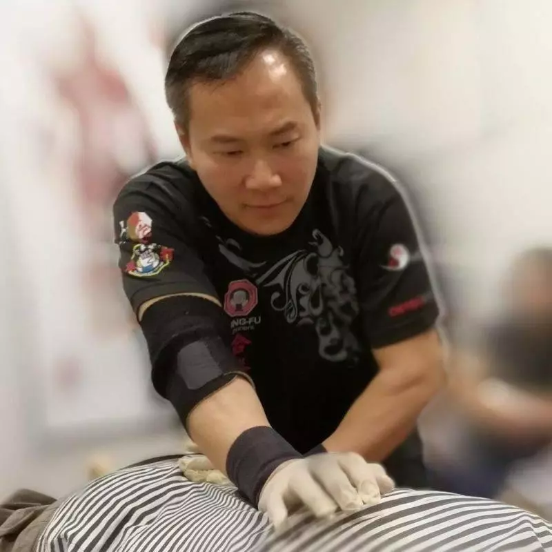 著名網紅跌打師傅 Chris Leong印尼被扣 只因..
