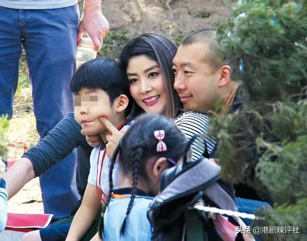 陳慧琳結婚11年仍如熱戀般甜蜜,與老公參加親子遊宛若孩童超俏皮