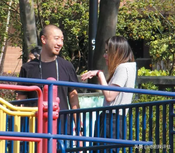 陳慧琳結婚11年仍如熱戀般甜蜜,與老公參加親子遊宛若孩童超俏皮