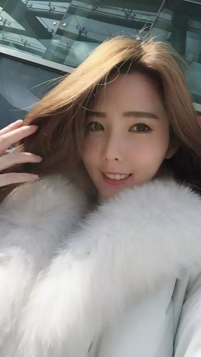 「尾牙主持人」敬業主持,網友暴動搜出本尊:是超氣質女主播!!