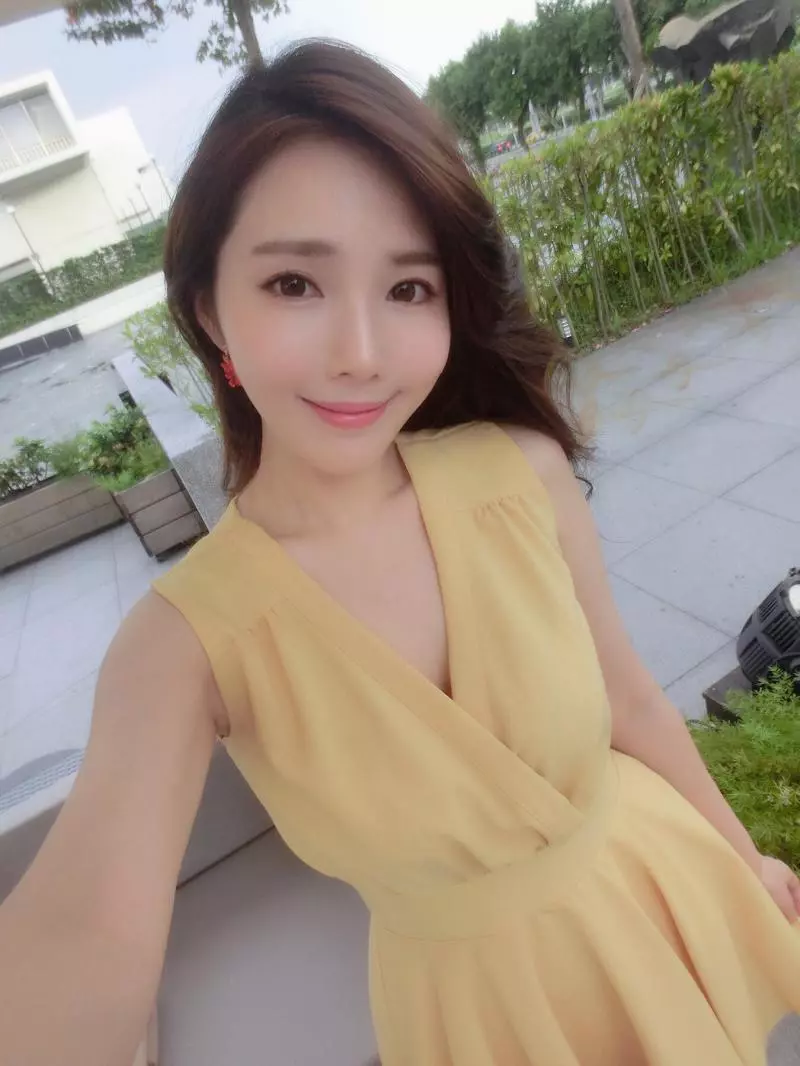 「尾牙主持人」敬業主持,網友暴動搜出本尊:是超氣質女主播!!