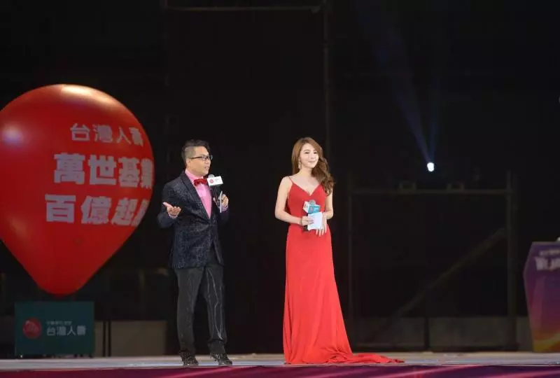 「尾牙主持人」敬業主持,網友暴動搜出本尊:是超氣質女主播!!