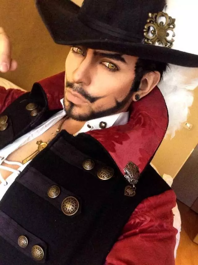 他曾是cosplay世界大賽冠軍,這次他挑戰海賊王裡的「鷹眼」密佛格,讓網友大呼根本神還原