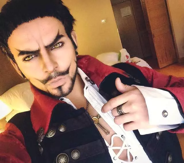 他曾是cosplay世界大賽冠軍,這次他挑戰海賊王裡的「鷹眼」密佛格,讓網友大呼根本神還原