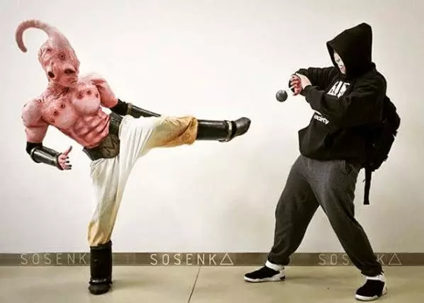 神人Coser完美詮釋「魔人普烏」邪惡扮相,更讓人驚豔的是素顏的她身材臉孔都「超正」