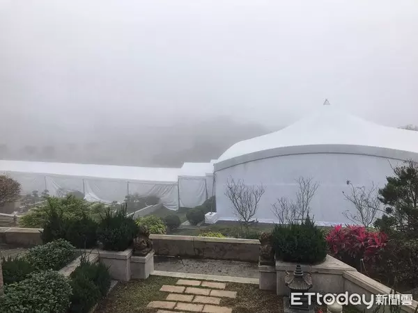 裕隆集團嚴凱泰11日出殯 白綾帝王帳伴父母長眠金寶山