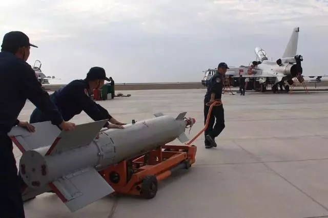 好給力!殲10戰機掛上雷射制導炸彈,瞬間變身炸彈卡車對目標狂轟