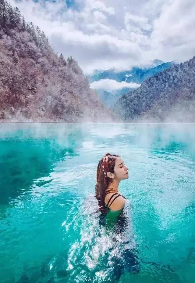 這裡一下雪就美成了現實版的天空之城,還能泡著溫泉看雪山