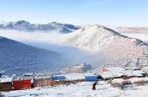 這裡一下雪就美成了現實版的天空之城,還能泡著溫泉看雪山