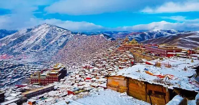 這裡一下雪就美成了現實版的天空之城,還能泡著溫泉看雪山