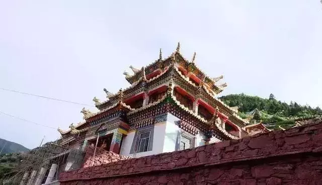 這裡一下雪就美成了現實版的天空之城,還能泡著溫泉看雪山