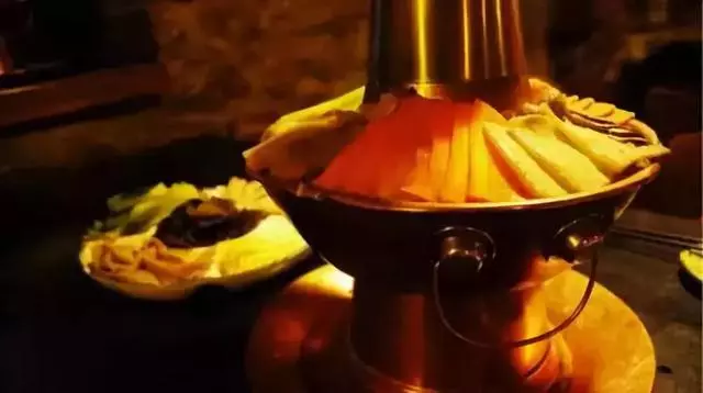 這裡一下雪就美成了現實版的天空之城,還能泡著溫泉看雪山