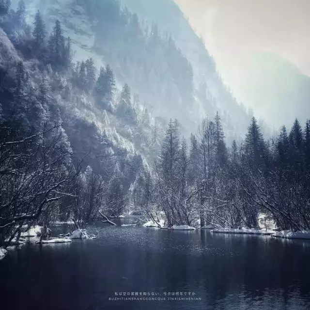 這裡一下雪就美成了現實版的天空之城,還能泡著溫泉看雪山