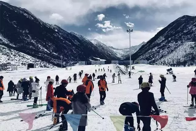 這裡一下雪就美成了現實版的天空之城,還能泡著溫泉看雪山