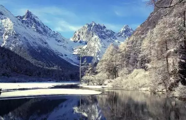 這裡一下雪就美成了現實版的天空之城,還能泡著溫泉看雪山