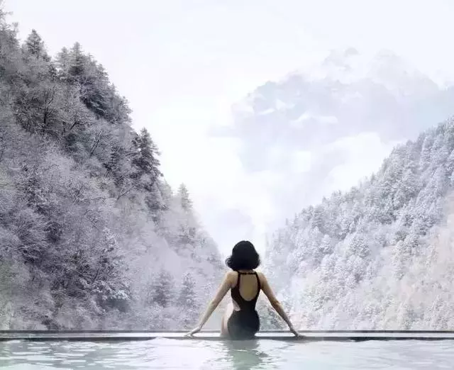 這裡一下雪就美成了現實版的天空之城,還能泡著溫泉看雪山