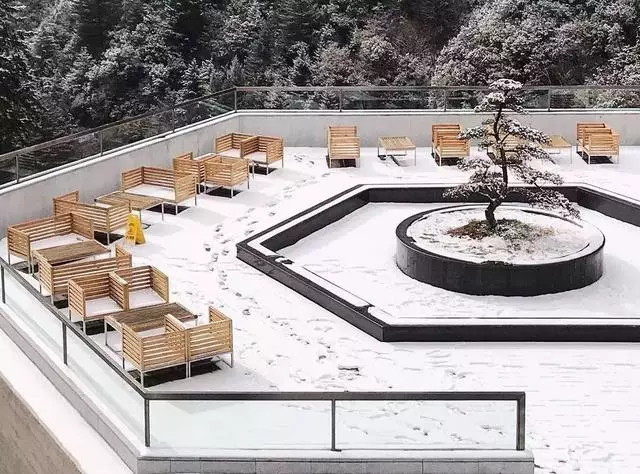 這裡一下雪就美成了現實版的天空之城,還能泡著溫泉看雪山