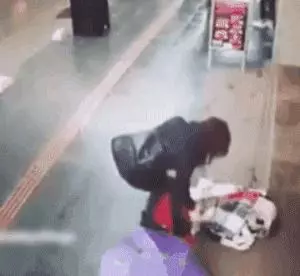陌生小姐姐為蜷縮在寒風中的流浪狗蓋圍巾,這大概就是天使吧