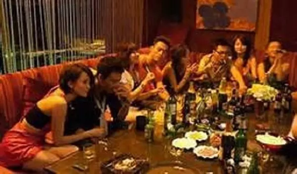 女記者臥底進入「上流慈善晚會」想真實轉播,沒想到目睹「史上最下流X亂派對」當場崩潰..