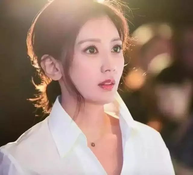 賈靜雯:44歲,3個孩子,賠前夫2600萬,我嫁錯了人照樣能贏回來