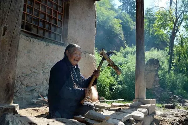 婆家拆遷,我分文未取,都給妯娌,三年後她給我送來五十萬