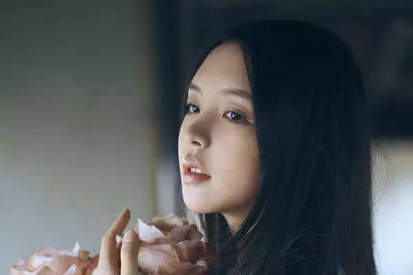 婚後女子遲遲未孕,外出吃飯丈夫拿過妻子的包後,才知自己被騙了