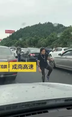 舞動奇蹟片/十一狂塞3小!大媽直接下車「打太極疏通筋骨」 後車傻眼:整個城市都伸展台啊!