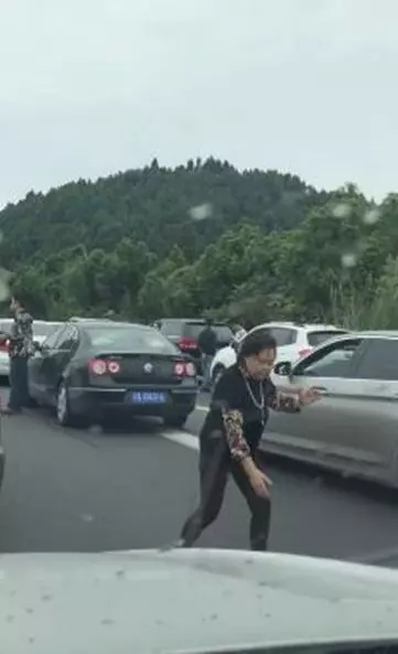 舞動奇蹟片/十一狂塞3小!大媽直接下車「打太極疏通筋骨」 後車傻眼:整個城市都伸展台啊!
