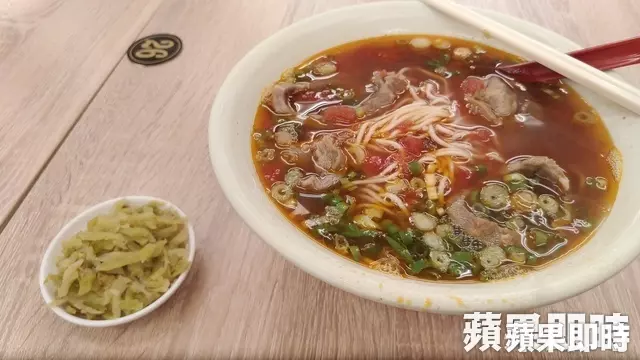 台中知名麵店被爆「穿鞋踩酸菜」!大小豆乾發霉照滷全被吃下肚