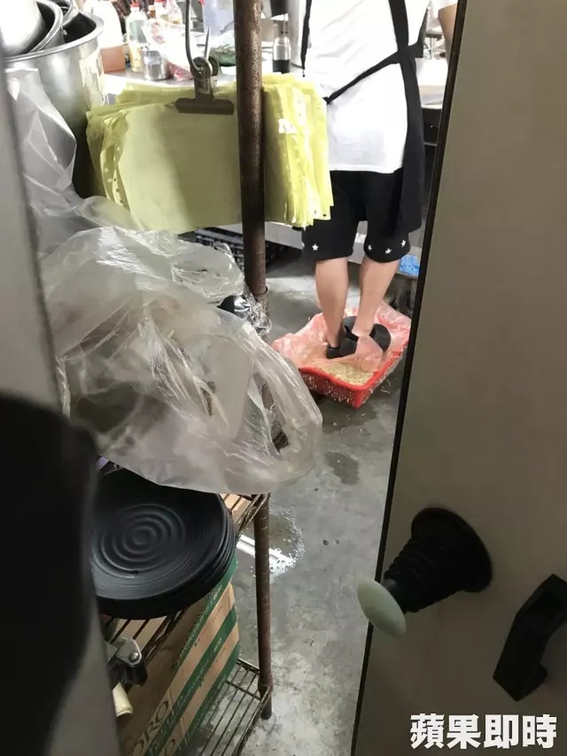 台中知名麵店被爆「穿鞋踩酸菜」!大小豆乾發霉照滷全被吃下肚