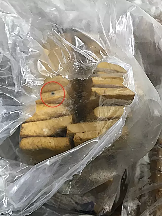 台中知名麵店被爆「穿鞋踩酸菜」!大小豆乾發霉照滷全被吃下肚