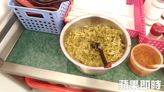 台中知名麵店被爆「穿鞋踩酸菜」!大小豆乾發霉照滷全被吃下肚