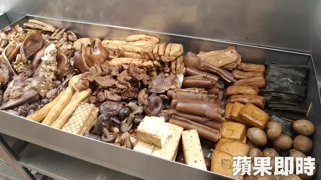 台中知名麵店被爆「穿鞋踩酸菜」!大小豆乾發霉照滷全被吃下肚
