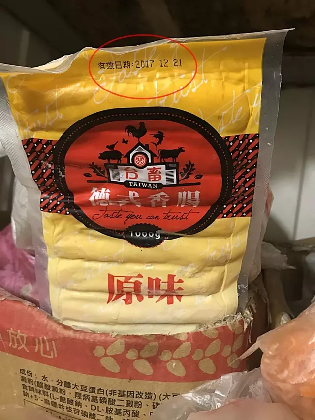 台中知名麵店被爆「穿鞋踩酸菜」!大小豆乾發霉照滷全被吃下肚