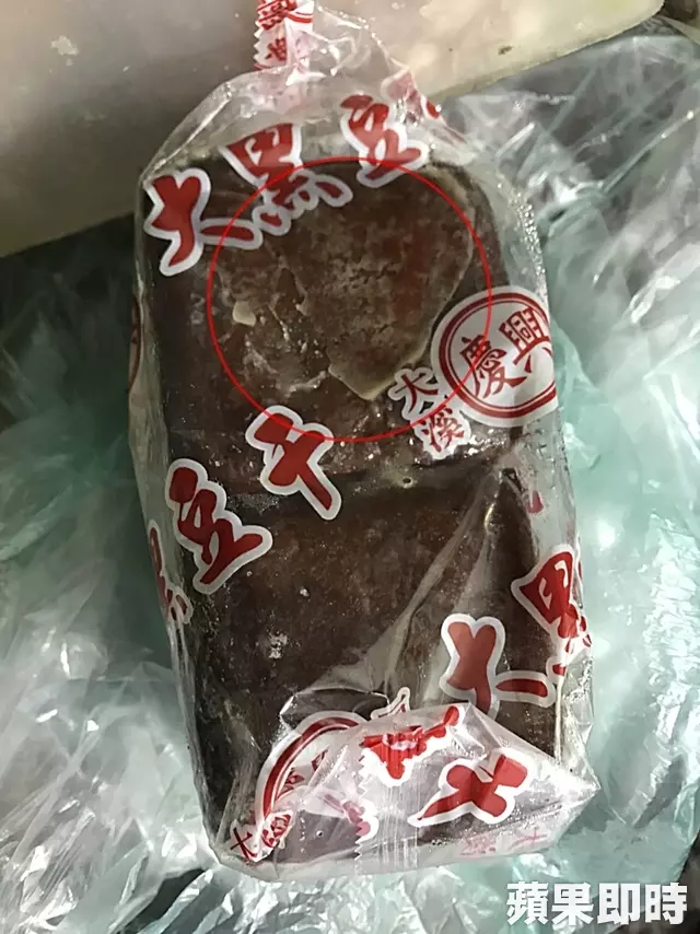台中知名麵店被爆「穿鞋踩酸菜」!大小豆乾發霉照滷全被吃下肚