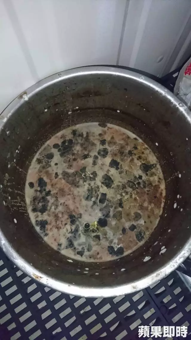台中知名麵店被爆「穿鞋踩酸菜」!大小豆乾發霉照滷全被吃下肚