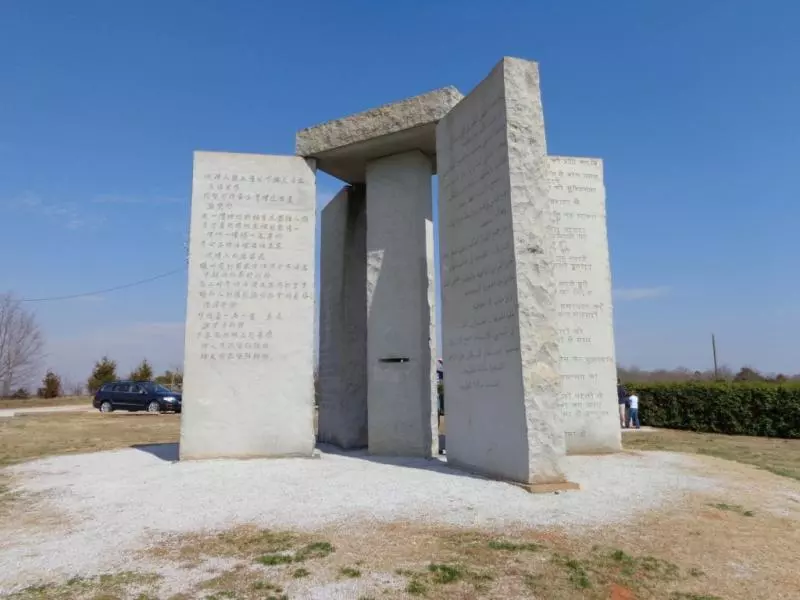 「喬治亞引導石」10語言刻劃末日預言 黑色小洞折射太陽光計算「每一秒走向黑暗的倒數」