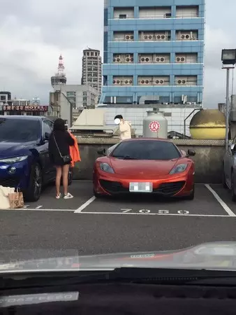 屁孩無下限!拿別人的「千萬超跑當屁墊」耍帥 被揭穿惱羞回嗆:我不用賣屁股也賠得起:)