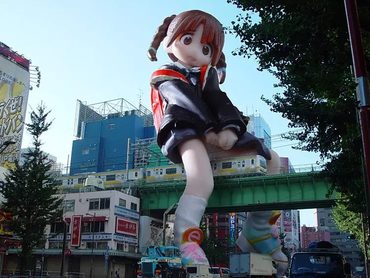 心碎!老外特地去秋葉原朝聖「巨大少女雕像」 到了現場直接夢想破滅