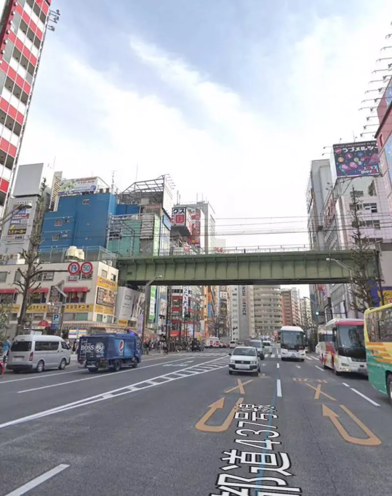 心碎!老外特地去秋葉原朝聖「巨大少女雕像」 到了現場直接夢想破滅