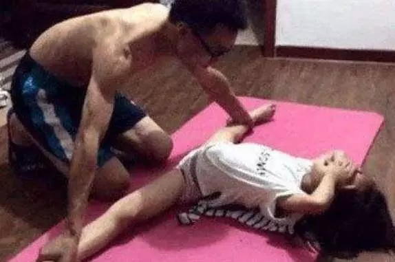 鄰居經常聽到撕心裂肺的哭聲,上門竟看到繼父「強行拉扯女兒的腿」......幫凶確實親生母親?!