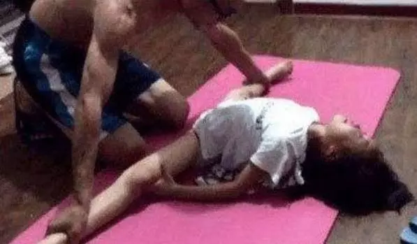 鄰居經常聽到撕心裂肺的哭聲,上門竟看到繼父「強行拉扯女兒的腿」......幫凶確實親生母親?!