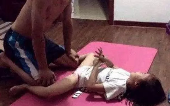 鄰居經常聽到撕心裂肺的哭聲,上門竟看到繼父「強行拉扯女兒的腿」......幫凶確實親生母親?!